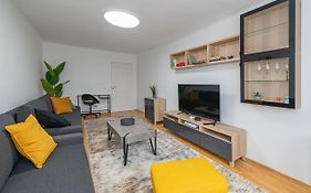 Family 1 Bd Old Town Apartment By Hostlovers